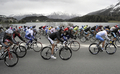 第92回ジロ・デ・イタリア（%%2009 Giro d&apos;Italia%%）第7ステージ（インスブルックからキアヴェンナ、244キロメートル）。チームコロンビア-ハイロード（%%Team Columbia-High Road%%）のエドヴァルド・ボアッソン（%%Edvald Boasson Hagen%%、ノルウェー）が、5時間56分53秒を記録してステージ優勝を飾った。写真は第7ステージに臨む選手たち。（2009年5月15日撮影）(c)AFP/DAMIEN MEYER