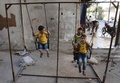 シリアの首都ダマスカス郊外の反体制派支配地区で、ブランコで遊ぶ子どもたち（2016年9月13日撮影）。(c)AFP/AMER ALMOHIBANY