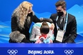 北京冬季五輪、フィギュアスケート女子シングル・フリースケーティング（FS）。キスアンドクライで涙するロシア五輪委員会（ROC）のカミラ・ワリエワ（中央）を慰めるコーチのエテリ・トゥトベリーゼ氏（左、2022年2月17日撮影）。(c)Manan VATSYAYANA / AFP 