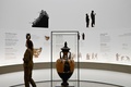 ギリシャ・アテネの五輪博物館を訪れた女性（2021年5月25日撮影）。(c)Aris MESSINIS / AFP
