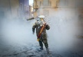 スペイン南東部イビで開催された軍服姿の参加者たちが小麦粉や生卵をかけあう毎年恒例の祭り「エルス・エンファリナッツ」の様子（2019年12月28日撮影）。(c)AFP/JAIME REINA