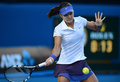 全豪オープンテニス（Australian Open Tennis Tournament 2013）は26日、女子シングルス決勝が行われ、大会第6シードの李娜（Na Li、ナ・リー、中国）は6-4、4-6、3-6で第1シードのビクトリア・アザレンカ（Victoria Azarenka、ベラルーシ）に敗れた。

リターンを狙う李娜（2013年1月26日撮影）。(c)AFP/GREG WOOD