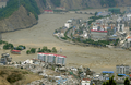 中国・四川大地震により四川（Sichuan）省北川（Beichuan）県の唐家山（Tangjiashan）にできた巨大な「せき止め湖」の水が流れ込み水位が上がったフウ江（Fu Jiang、2008年6月10日撮影）。(c)AFP/LIU Jin