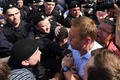 ロシアの首都モスクワで行われたウラジーミル・プーチン大統領に対する無許可の抗議デモで、野党指導者のアレクセイ・ナワリヌイ氏を拘束しようとする機動隊（2018年5月5日撮影）。(c)AFP PHOTO / Kirill KUDRYAVTSEV