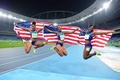 リオデジャネイロ五輪・陸上女子100メートルハードルは米国勢が表彰台を独占した。（左から）銅メダルのクリスティ・カストリン、金メダルのブリアナ・ロリンズ、銀メダルのニア・アリ。(c)AFP/Franck Fife