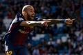 17-18スペイン1部リーグ第17節、レアル・マドリード対FCバルセロナ。得点を喜ぶFCバルセロナのアレイクス・ビダル（2017年12月23日撮影）。(c)AFP/CURTO DE LA TORRE
