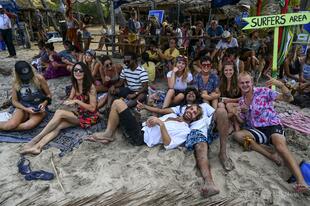 タイ人トランス女、ビーチをトップレスで歩き公然わいせつで逮捕 スリランカ