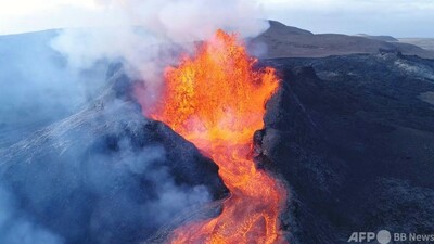 動画：流れ出る溶岩、火口縁の一部が溶岩湖へ 迫力の空撮映像