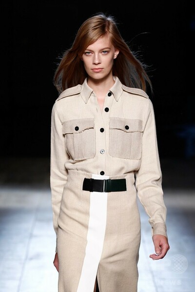 ベルトとポケットでアクセント ヴィクトリア ベッカム 15年春夏 写真87枚 ファッション ニュースならmode Press Powered By Afpbb News