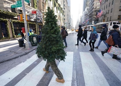 NYをうろうろ…今年も登場「歩くクリスマスツリー」