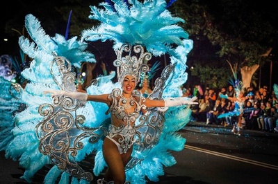 カナリア諸島のカーニバル、華やかにダンサーらがパレード