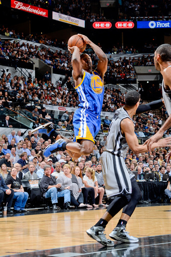 ウォリアーズがスパーズを下して1勝1敗、NBAプレーオフ