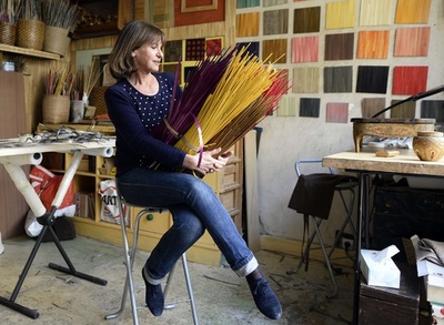 伝統の麦わら象眼細工の技術を再興、パリの工房