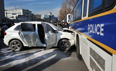 抗議デモ中の在韓中国大使館前、警察のバスに車ぶつけた男を逮捕
