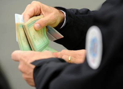 IS、「万単位」の盗難旅券を入手か 独紙