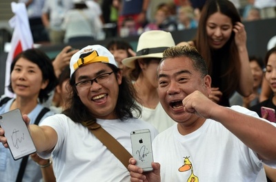 錦織のサインに笑顔、出川哲朗とロッチ中岡がブリスベン国際を観戦