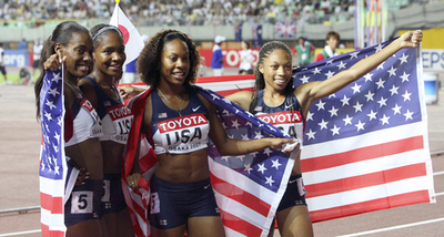米国 女子4x400メートルリレーで優勝