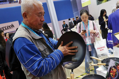 鉄鍋づくりの日本人匠は偽物だった、実際は中国製