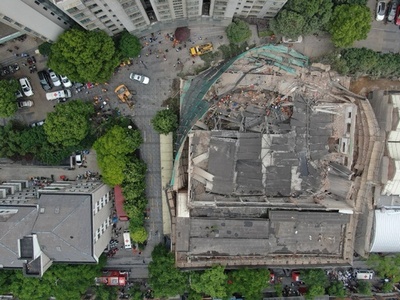 上海で建物倒壊、作業員らが下敷きに 10人死亡