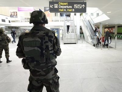 仏首相、パリ同時テロ容疑者の一部は「移民危機に便乗」して入国