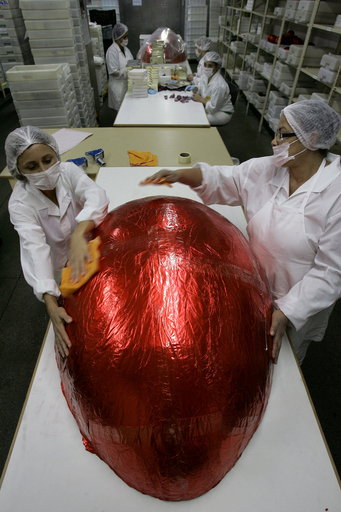無数のチョコレート菓子が詰まった巨大イースターエッグ、ブラジル