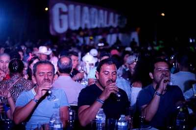 約1500人で一斉にテキーラ！ ギネス認定、メキシコ