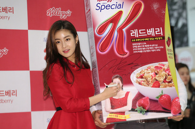 カン・ソラ、ケロッグ主催のファンサイン会に出席 ソウル