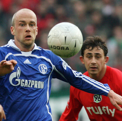 ＜サッカー ブンデスリーガ＞首位シャルケ ハノーバーと引き分け4試合連続で白星を逃す - ドイツ