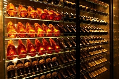 「アルマーニ / 銀座タワー」最上階に大人の社交場、ワインラウンジが人気