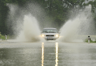 大雨で美術館浸水、全収蔵品95万点の「避難作戦」開始