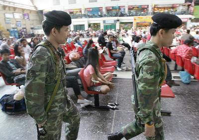 同時爆弾テロ受け、全国で帰京ラッシュに厳戒警備態勢 - タイ