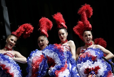 ムーラン・ルージュの踊り子、NYタイムズ・スクエアに登場