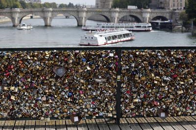 重みで一部崩壊の「愛の錠」の橋、パリ市当局は「自分撮り」推奨