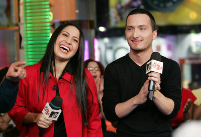 MTV Tr3sの「TRL」にジェニファー・ペナが出演 - 米国