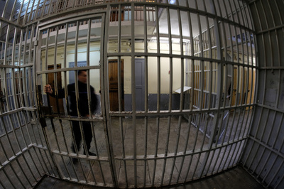 看守15人に捜査、受刑者拷問の疑い イタリア