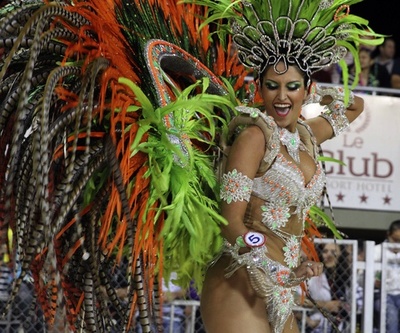 パラグアイ最大のカーニバル、華やかなダンサーらが競演
