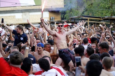 4強入りのイングランドはお祭り状態、ビール飛び交いファンは裸に