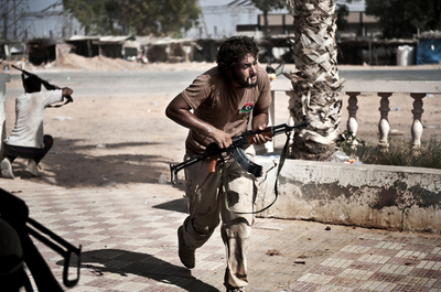 リビア反体制派、内閣を解散 最高司令官暗殺の混乱うけ