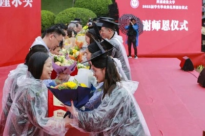 中国で史上最短の15秒の卒業式辞が話題に