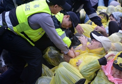 台湾与党、大規模デモ受け原発建設中止を約束