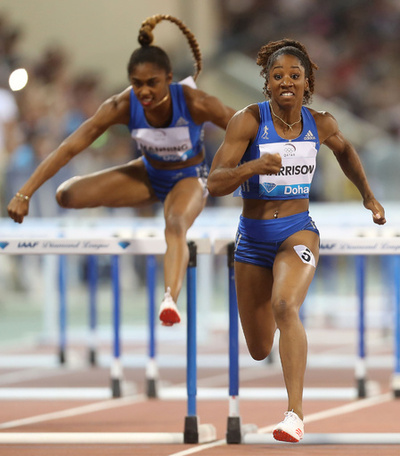 100mハードル世界記録保持者、手を骨折しながらも大会制覇