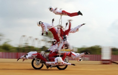 バイクの上で人間ピラミッド、インド兵が曲芸披露