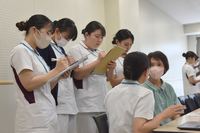 【京都橘大学】「人によりそう看護」を実践する看護師を目指してシニアミュージカル発起塾の劇団員と連携した現場演習を実施