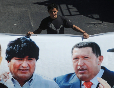 イベロアメリカ首脳会議に合わせ若者がデモ、エルサルバドル