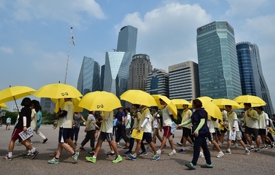 韓国船沈没、生還した高校生らがデモ