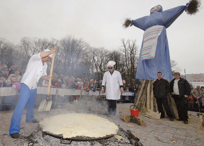 ロシアの冬の終わりを祝う祭りに、巨大パンケーキ出現