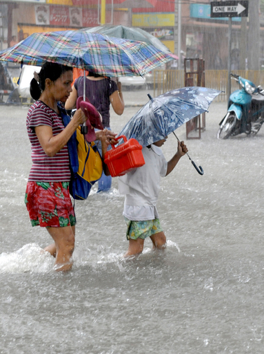 台風13号、フィリピン付近を通過　マニラで豪雨