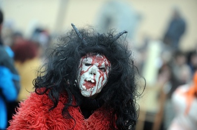 恐ろしげなマスクが勢揃い！マケドニアで伝統のカーニバル開催 