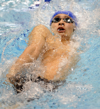 入江 100メートル背泳ぎ予選トップで決勝へ、ジャパンオープン