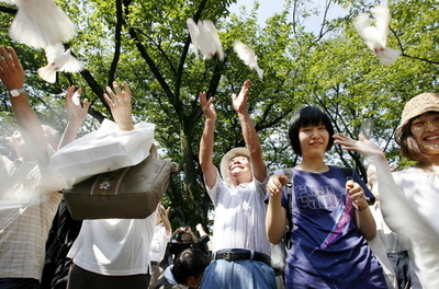 終戦の日、首相「犠牲者に哀悼の意」